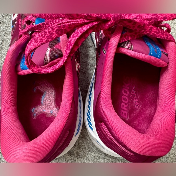 Women’s Adrenaline GTS 22 shoes. Special limited edition color. Like new. - Picture 5 of 7